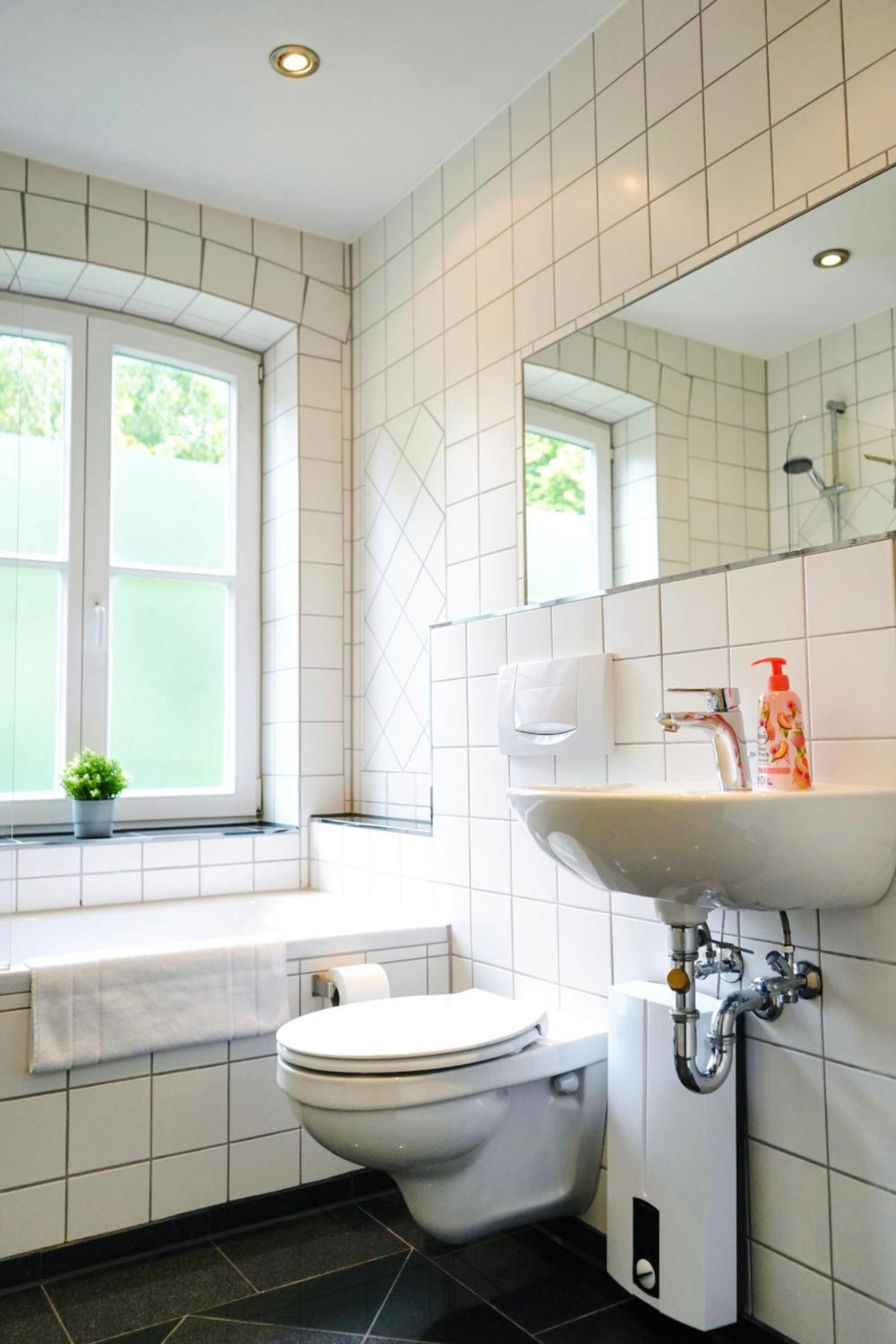 Stilvolles Apartment In Stadtnaehe-Parkplatz- 4 Personen- Balkon Wolfsbourg Extérieur photo